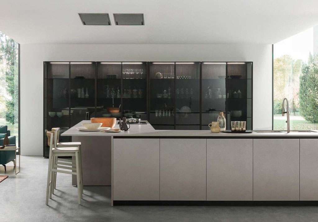 کابینت آشپزخانه مدرن با ویترین کابینت مدرن و درب‌های شیشه‌ای مات در یک آشپزخانه روشن و مینیمال