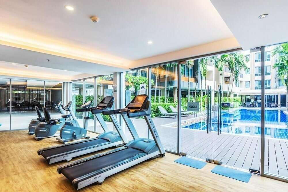 اجرای پارتیشن شیشه‌ای در سالن ورزشی مدرن