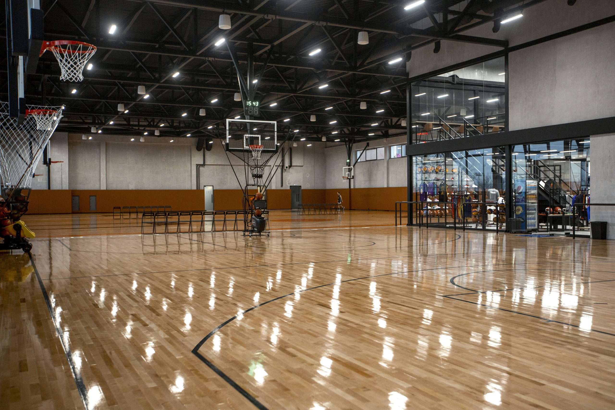 استفاده از پارتیشن شیشه ای در سالن ورزشی